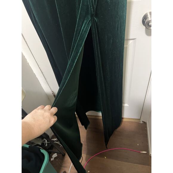Windsor Woman’s Medium Green Plung Neck Velvet Maxi Dress Criss Cross Open Back - Picture 10 of 13